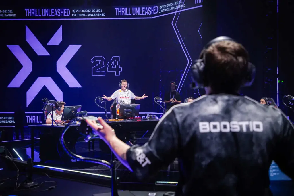 Os jogadores yetujey e Boostio, se provocando durante a série, pelo VCT Masters Shanghai