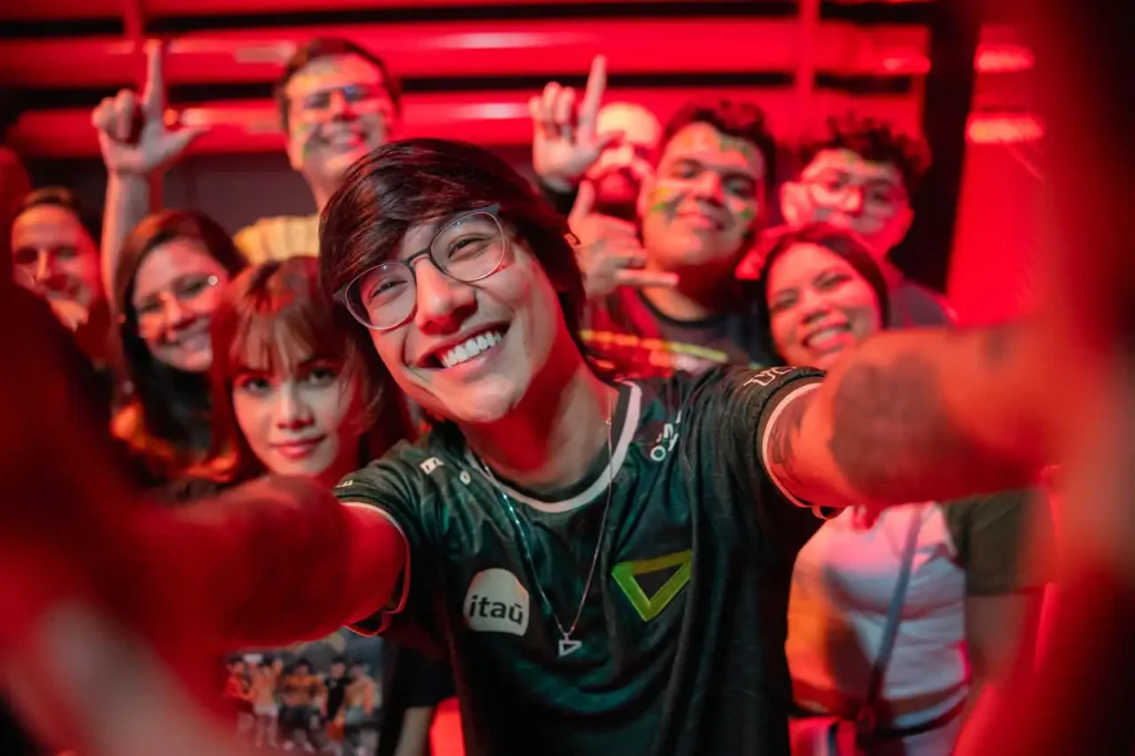 Tinows, junto com os seus fãs, depois de vencer em cima da Vivo Keyd Stars, no CBLOL 2024