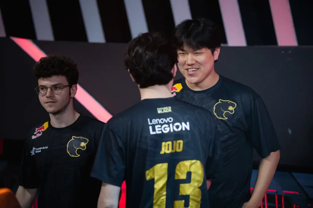 FURIA comemorando a vitória no CBLOL 2024, contra a equipe da Liberty