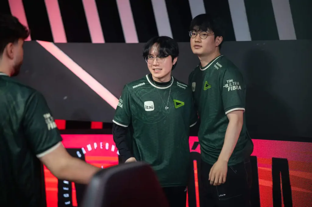 A dupla sul-coreana da LOUD, Croc e Route, depois de vencer mais um jogo no CBLOL 2024