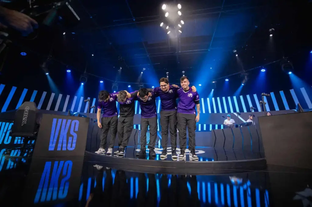 Equipe da Vivo Keyd Stars, comemorando a vitória na Arena CBLOL, depois do jogo contra a Liberty