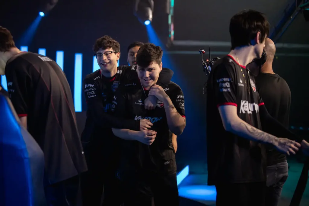 Grevthar e Brance abraçados na Arena CBLOL, após vencer o jogo contra o Fluxo