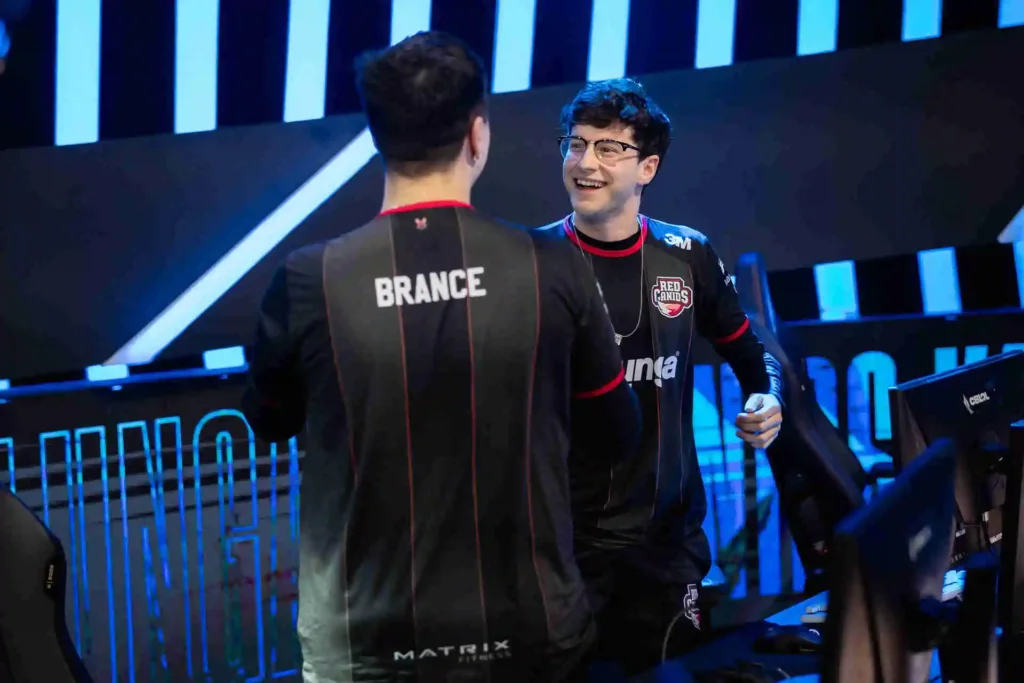 Brance e Grevthar, comemorando a vitória tranquila da RED Canids, pelo CBLOL 2024