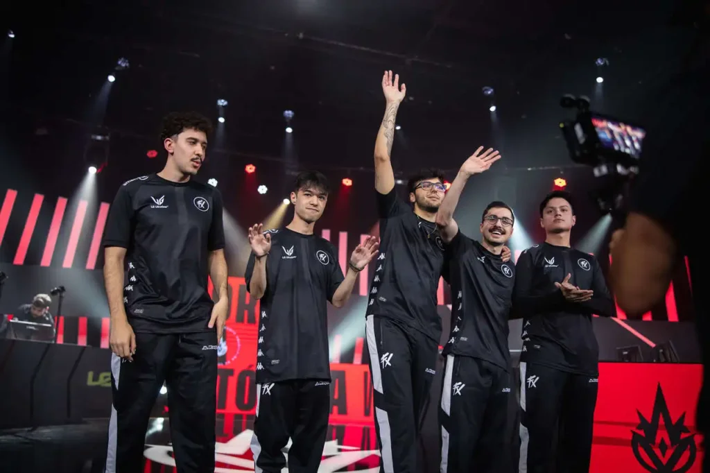 Equipe do Fluxo, após vencer em cima da LOS, no CBLOL 2024