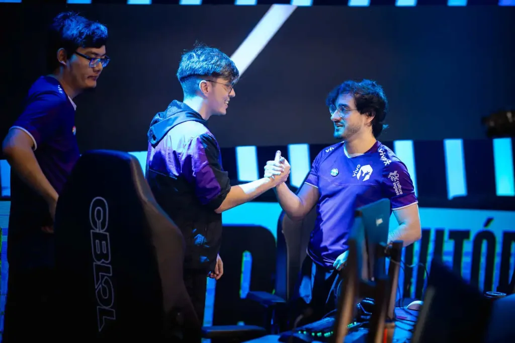 Disamis e Guigo, jogadores da Vivo Keyd Stars, no CBLOL 2024 após a vitória