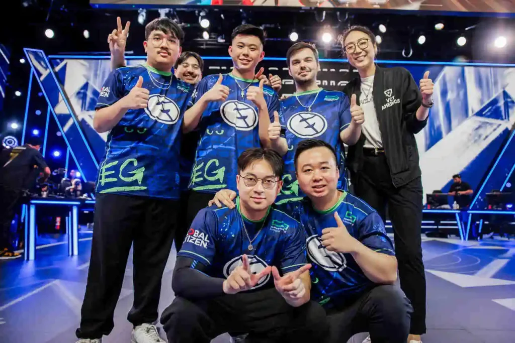Equipe completa da Evil Geniuses, no palco do VCT Américas, após vencer contra a FURIA