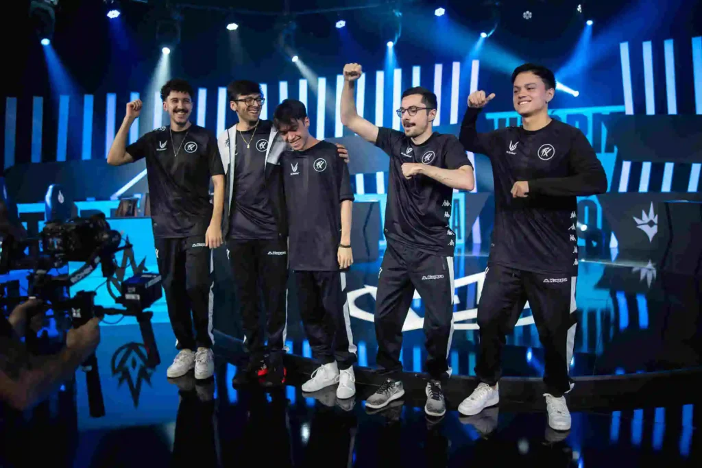 Equipe do Fluxo dançando (ou tentando dançar), após vitória contra a Liberty, no CBLOL 2024