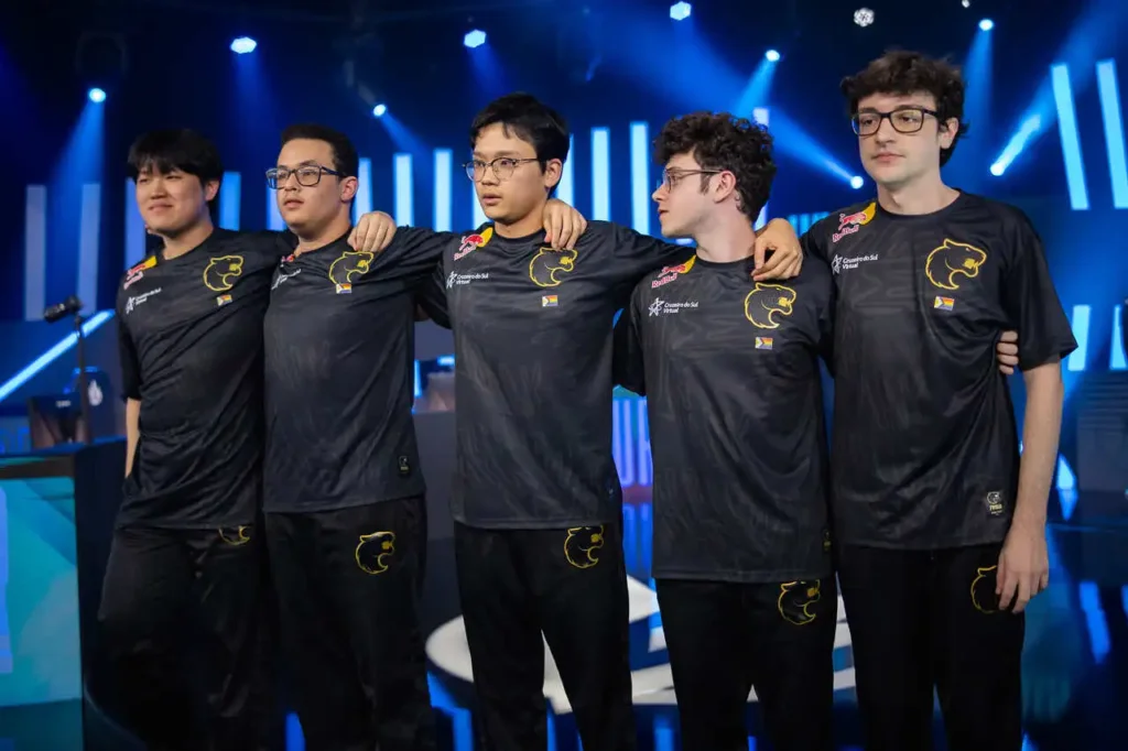 Time completo da FURIA, após vencer o jogo contra o Fluxo, pelo CBLOL 2024