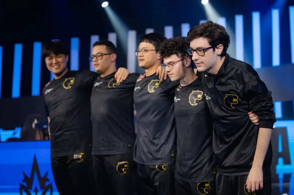 Time completo da FURIA, que venceram a LOS, no segundo dia do CBLOL