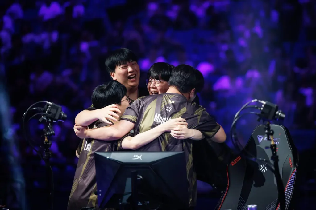Equipe da Gen. G, emocionada, após vencer a partida contra a Team Heretics e garantir o título do VCT Masters Shanghai