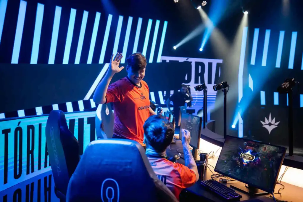 Hauz comemorando a vitória, junto do seu companheiro, Netuno, no CBLOL 2024