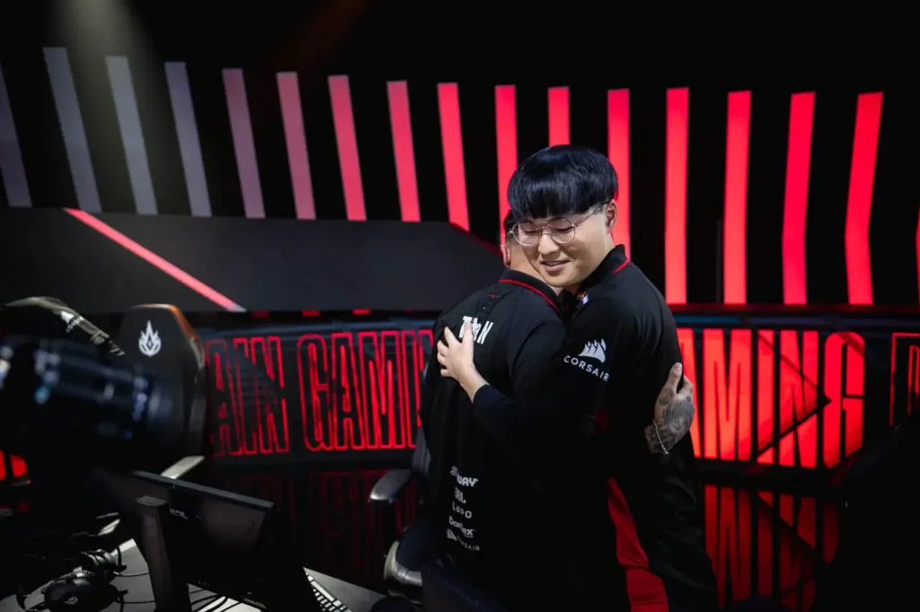 TitaN e Kuri, a bot lane da paiN Gaming, comemorando a vitória contra a FURIA, no CBLOL 2024
