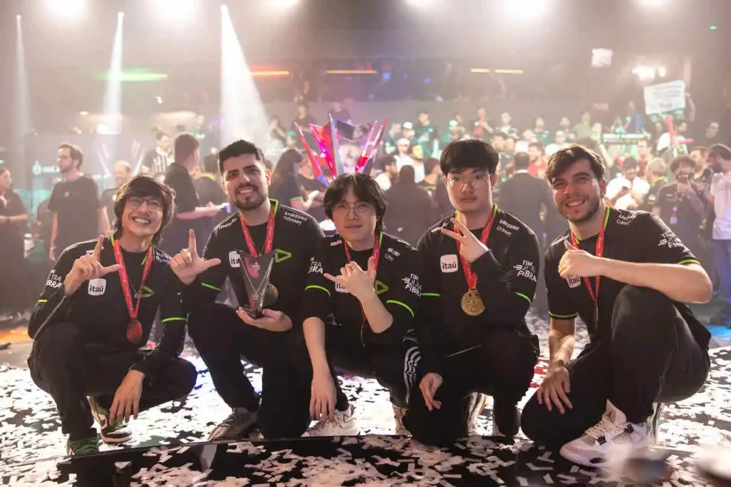 Equipe da LOUD atual, com três jogadores brasileiros (Tinows, Robo e RedBert) e dois imports sul coreanos (Croc e Route)