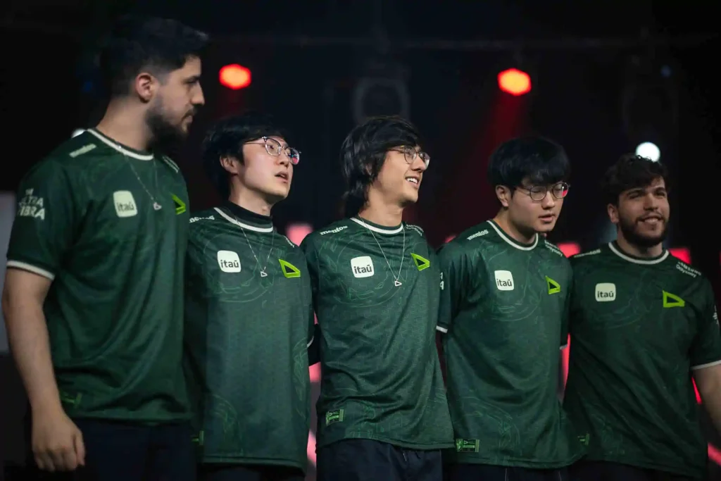 Time completo da LOUD, finalizando a terceira semana 2-0, no CBLOL 2024