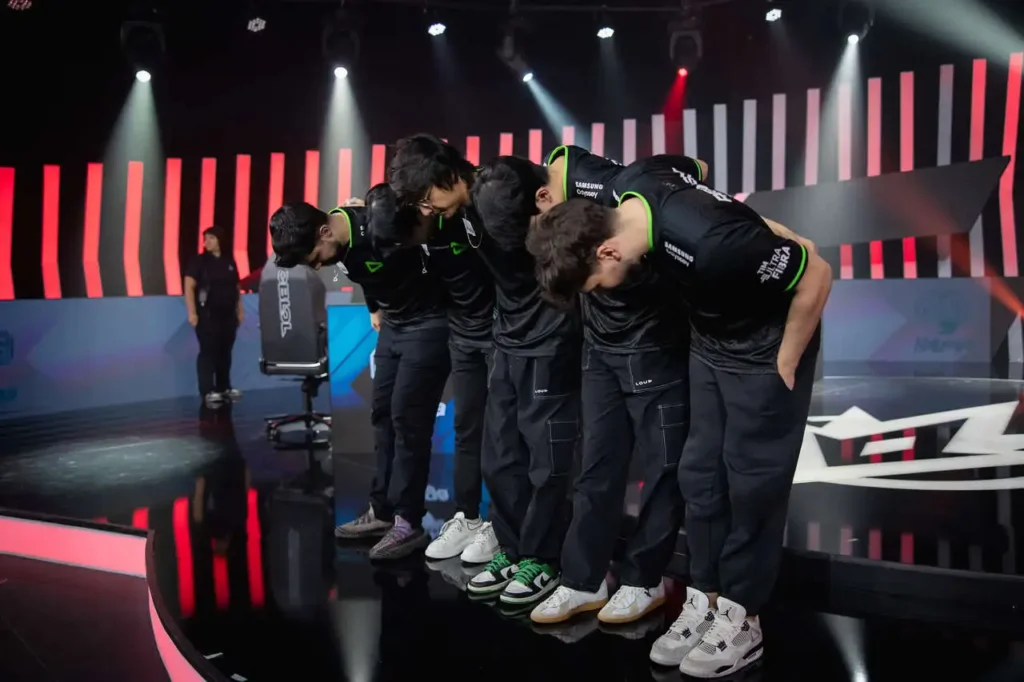 Equipe da LOUD, após vencer o jogo contra a RED Canids