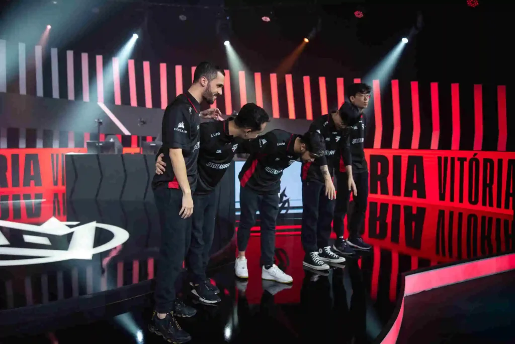 Equipe da paiN Gaming, no palco da Arena CBLOL, após vencer a Liberty