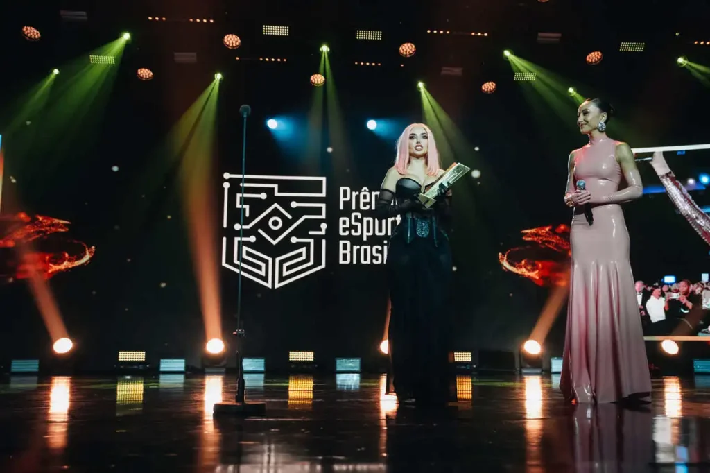 Nyvi Estephan e Sabrina Sato, apresentando o Prêmio eSports Brasil 2023