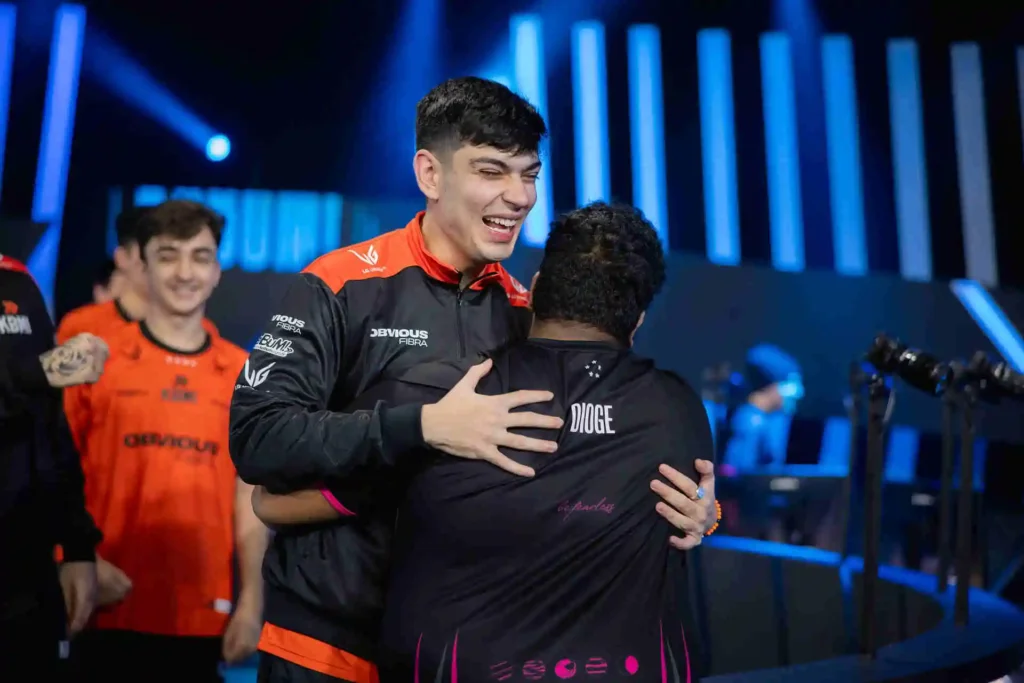 Scary e Dioge, companheiros de Academy, se cumprimentando no palco da Arena CBLOL