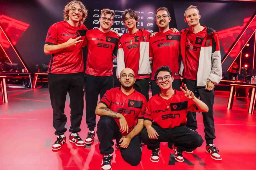 Equipe da Sentinels, no palco do VCT Américas 2024, após vencer a sua primeira partida