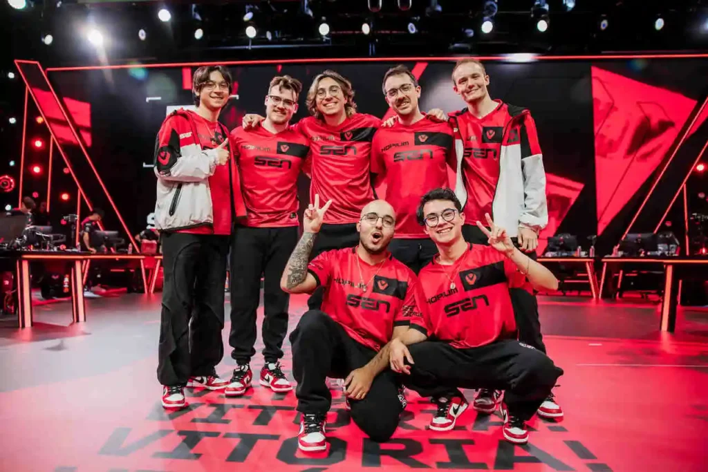 Equipe da Sentinels, após vencer o jogo suado contra a KRÜ Esports, pelo VCT Américas 2024