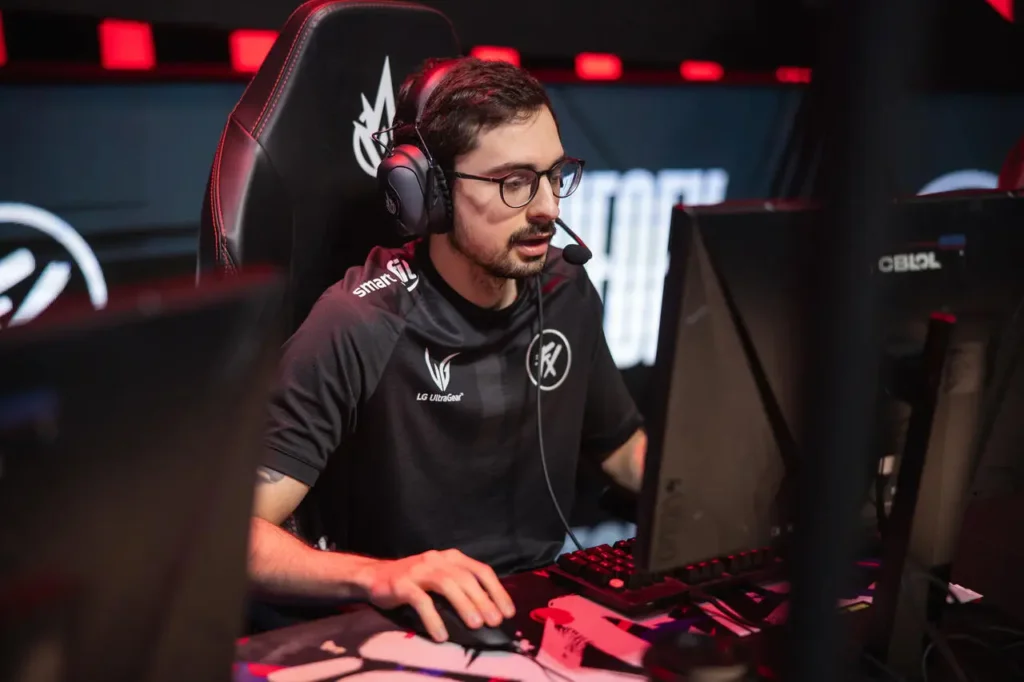 O retorno de Shini, jogador da selva, pela equipe do Fluxo, no jogo contra a paiN Gaming