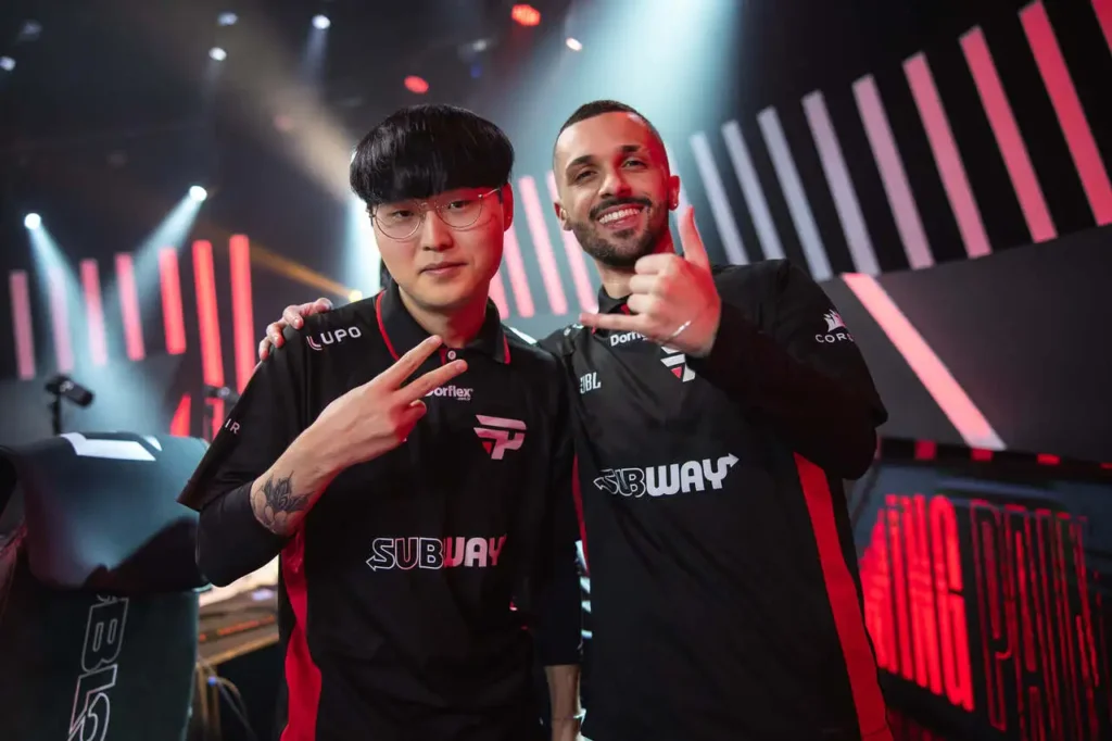 Kuri e dyNquedo, jogadores da paiN, após vencer o jogo contra a LOUD, no CBLOL