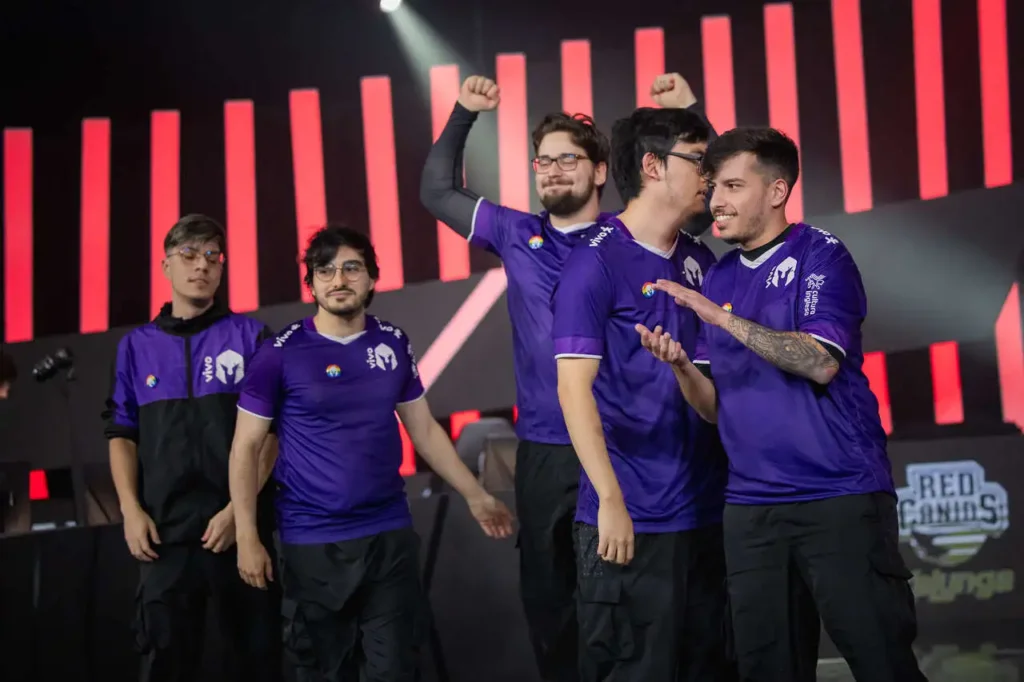 Equipe da Vivo Keyd Stars comemorando a vitória, contra o time da RED Canids, pelo CBLOL 2024