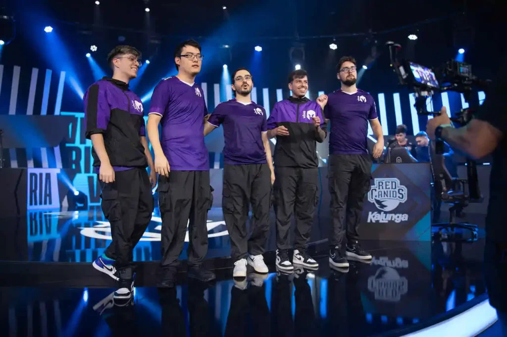 Equipe da Vivo Keys Stars, depois de vencer a partida de estreia no CBLOL, em cima da RED Canids