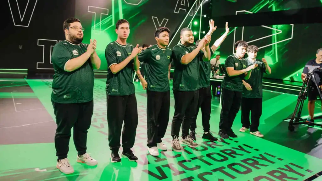 Equipe da LOUD, pela última vez no palco do VCT Américas, em 2024, depois de ganhar do jogo contra a 100 Thieves