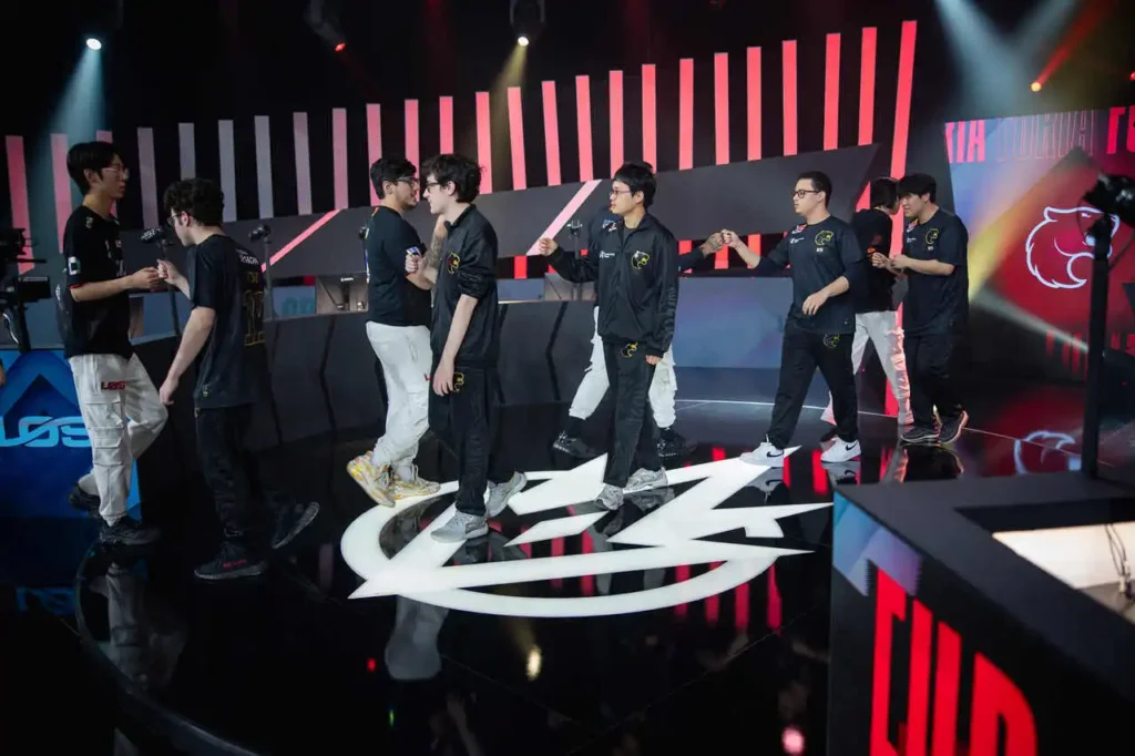Equipe da FURIA cumprimentando o time da LOS, após o jogo entre eles, pelo CBLOL 2024