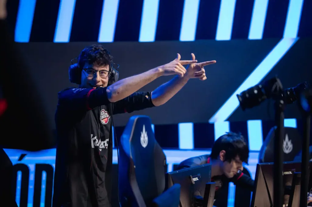 Grevthar, mid laner da RED Canids, comemorando mais uma vitória da Matilha, pelo CBLOL 2024