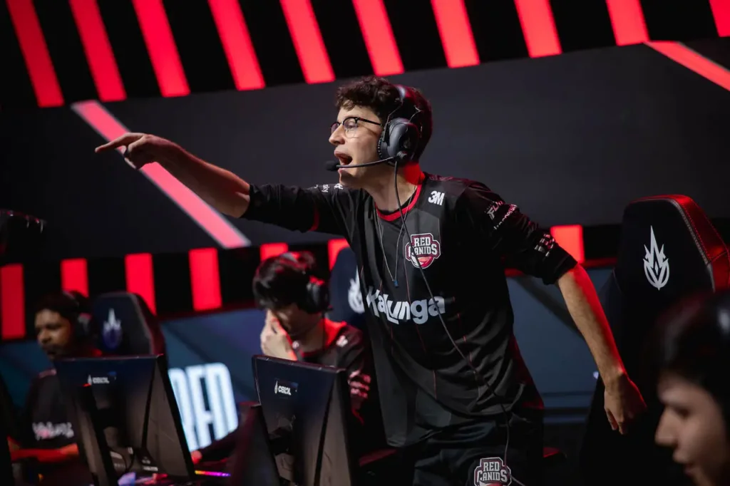 Grevthar, mid lane da RED Canids, gritando na vitória contra o time da INTZ, pelo CBLOL 2024