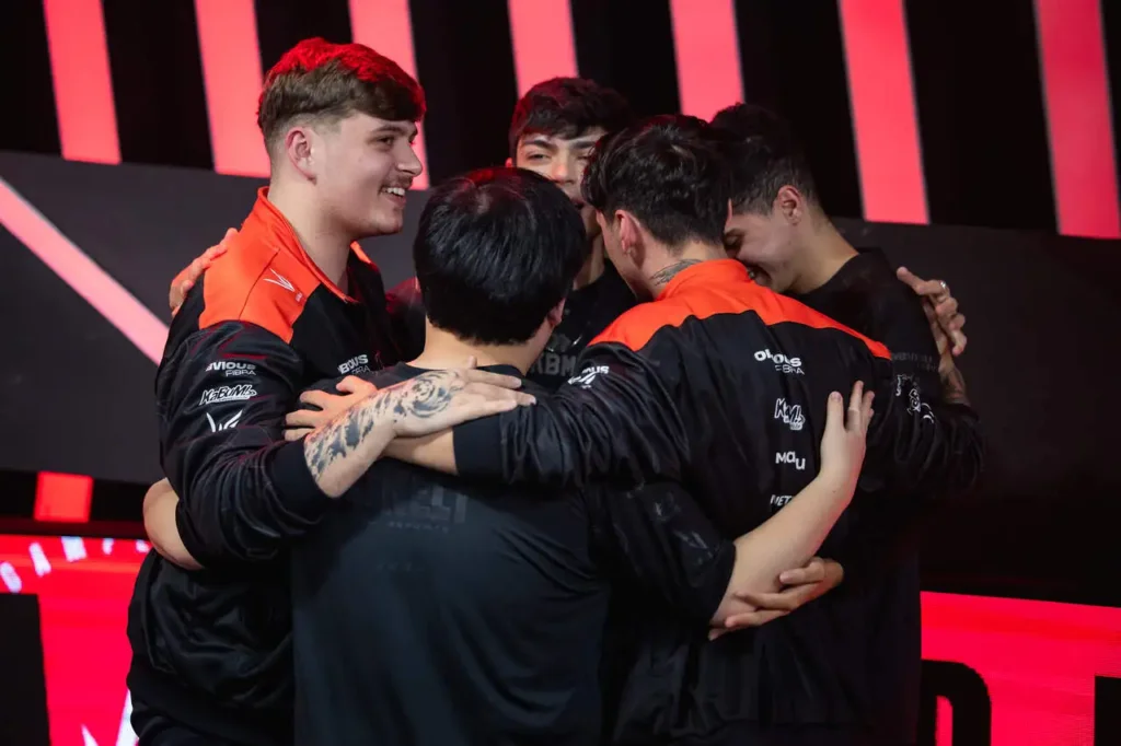 Equipe da KaBuM! Esports comemorando a vitória contra a equipe do Fluxo, pelo CBLOL 2024