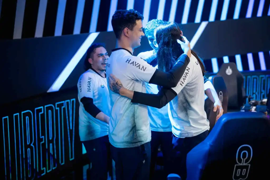 Equipe da Liberty comemorando a vitória, junto do Leandrinn, que foi o MVP da partida
