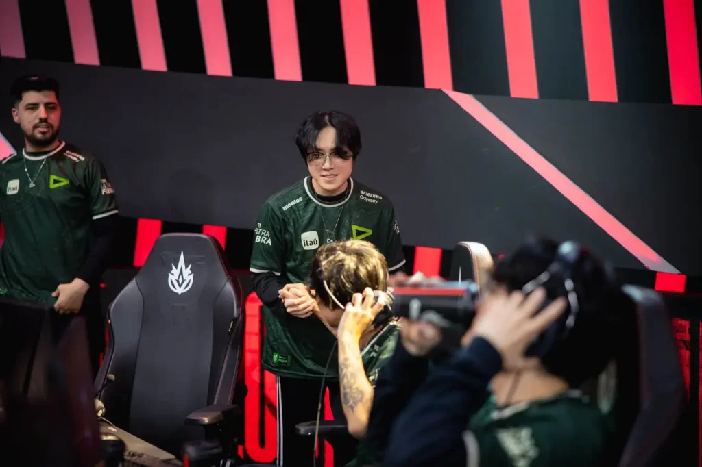 Croc cumprimentando o Tinows, após a vitória milagrosa contra a LOS, pelo CBLOL 2024