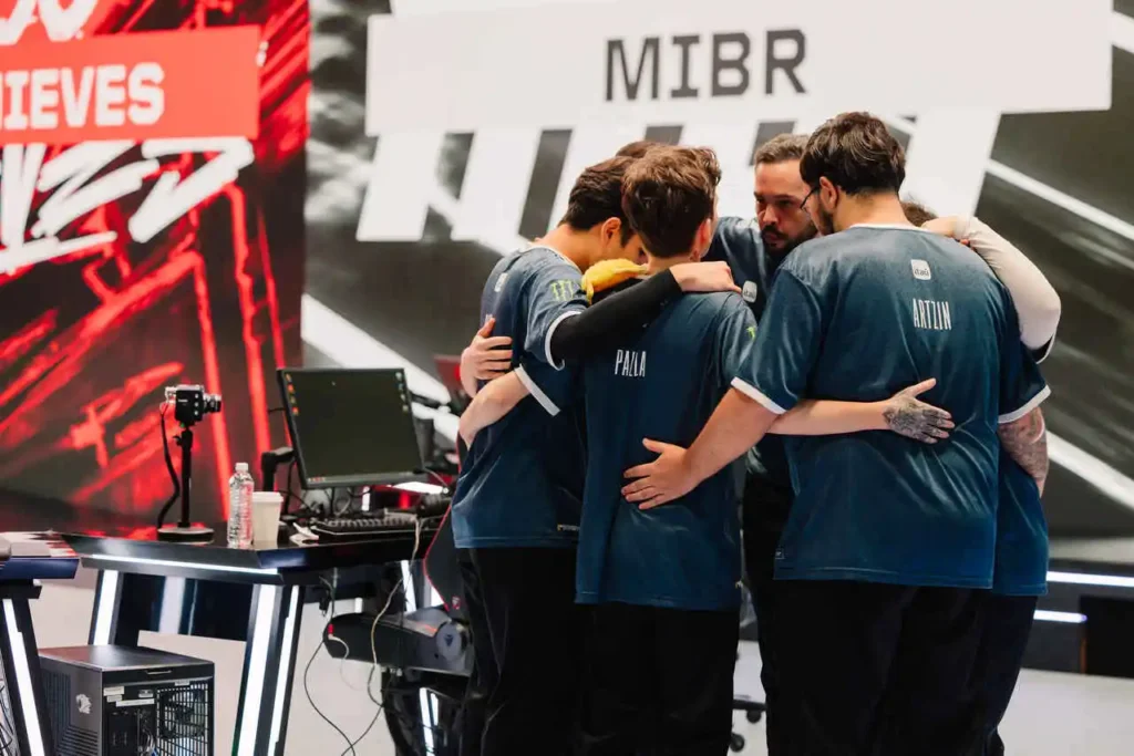A nova equipe da MIBR, no palco do VCT Américas, jogando contra a 100 Thieves
