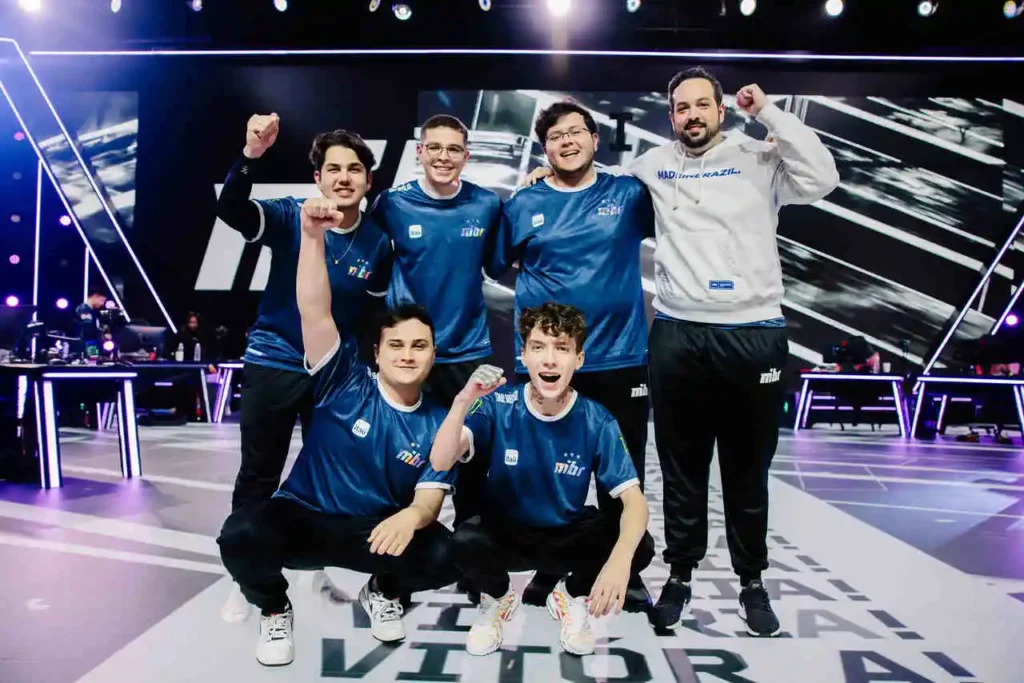 Time completo da MIBR, comemorando a sua primeira vitória no VCT Américas 2024