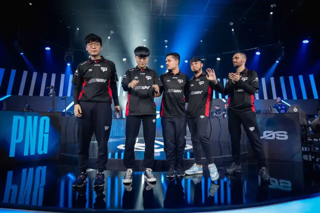 Equipe da paiN Gaming comemorando a vitória no CBLOL, contra o time da LOS