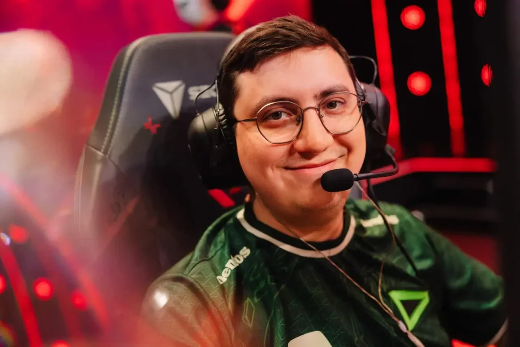 Saadhak, o capitão da equipe da LOUD, que está atuando como duelista e tendo problemas com sua performance