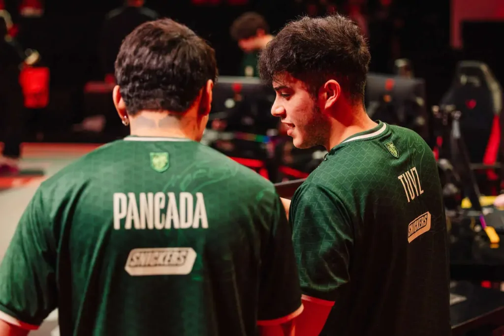pANcada e Tuyz, conversando antes do jogo, representando um ídolo e o seu fã