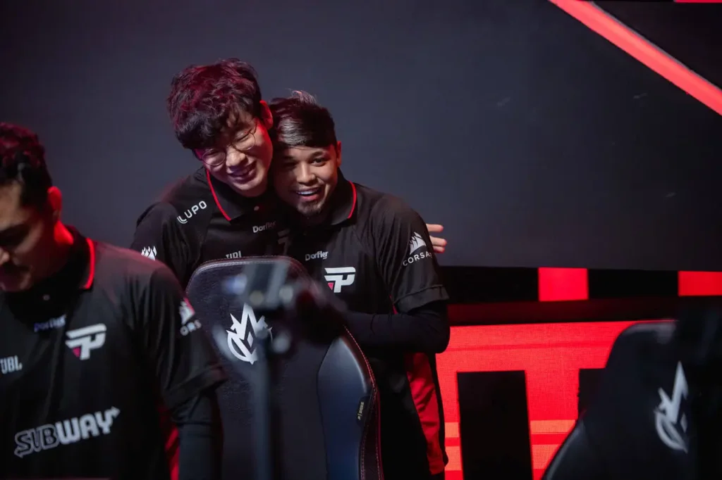 Wizer e TitaN, comemorando a vitória da paiN Gaming em cima da VKS, pelo CBLOL 2024