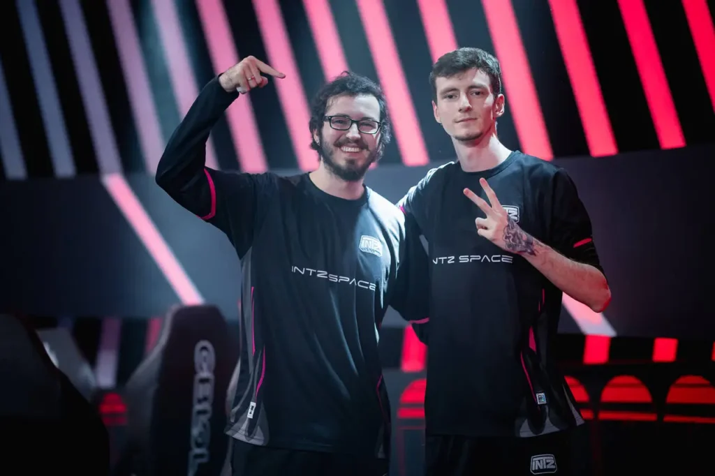 Os irmãos e companheiros de time, Yampi e Yupps, jogadores da INTZ, após vencer a LOUD, pelo CBLOL 2024