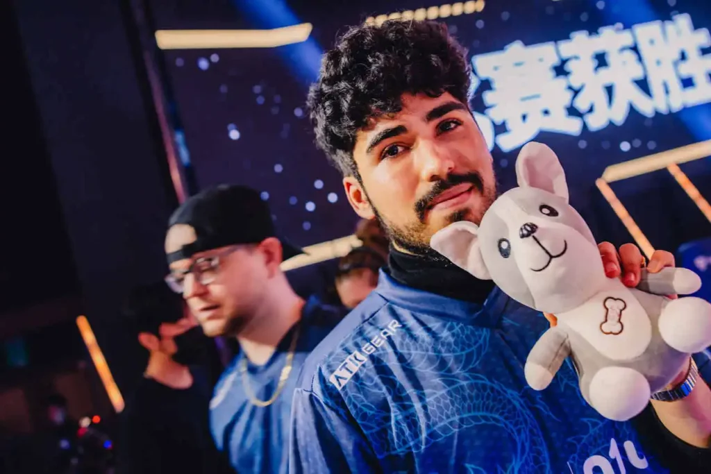 aspas e o seu doguinho, seu principal mascote, durante o VALORANT Champions 2024