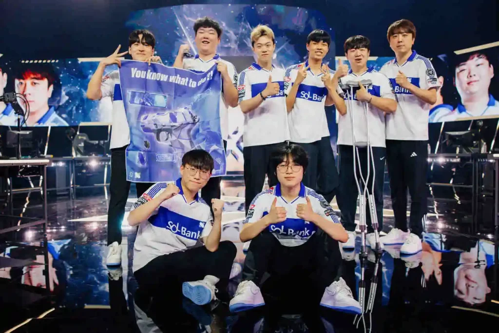 Equipe da DRX após vencer o jogo contra a Fnatic e se classificar para os playoffs do VALORANT Champions 2024