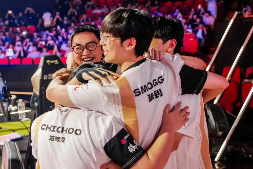 EDward Gaming comemorando a sua vitória, pela chave superior do VALORANT Champions 2024 e garantindo o seu top 3