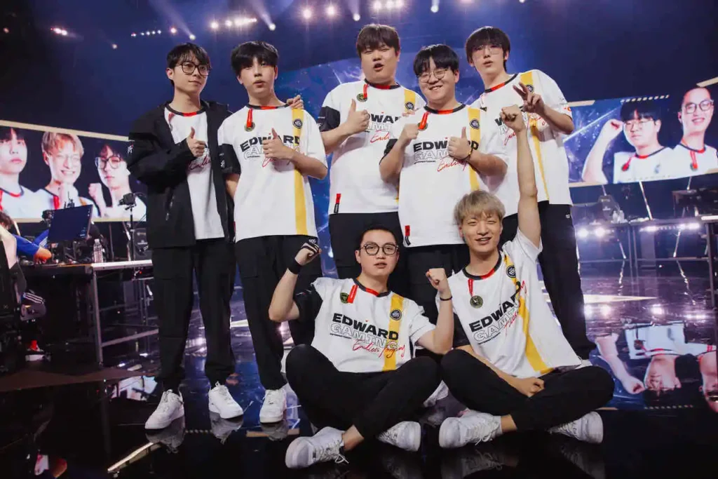 Equipe da EDward Gaming, no palco do VALORANT Champions 2024, após a vitória contra a FUT Esports