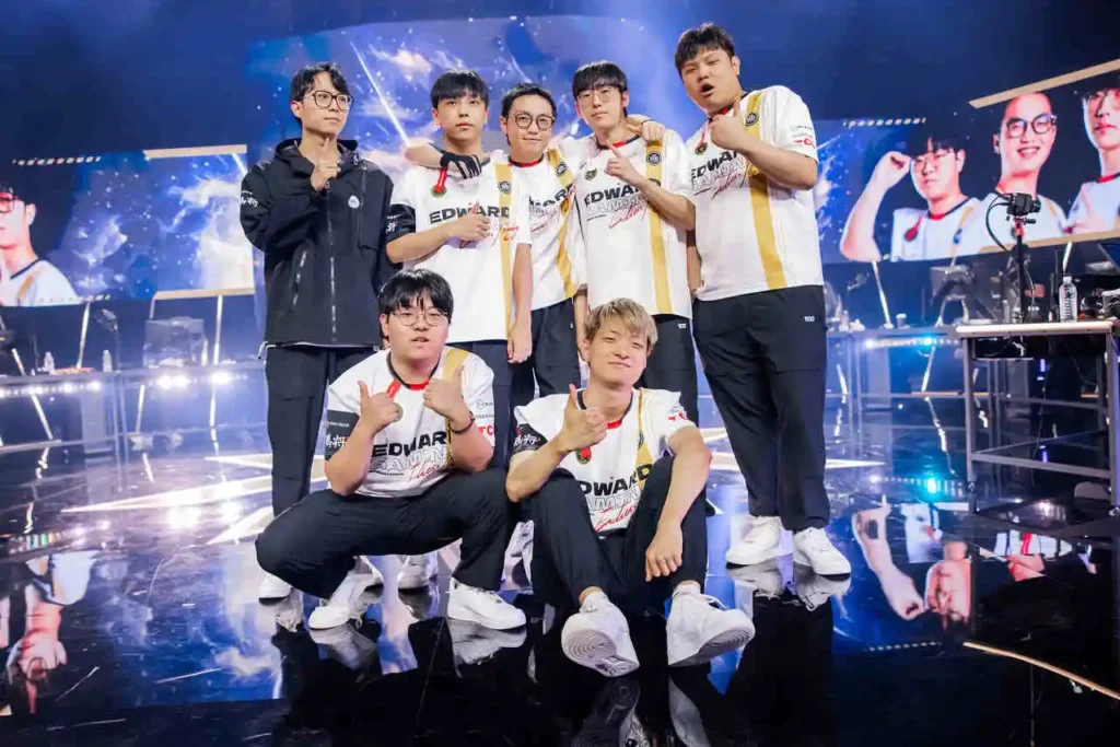 Equipe da EDward Gaming comemorando a sua primeira vitória nos playoffs do VALORANT Champions 2024