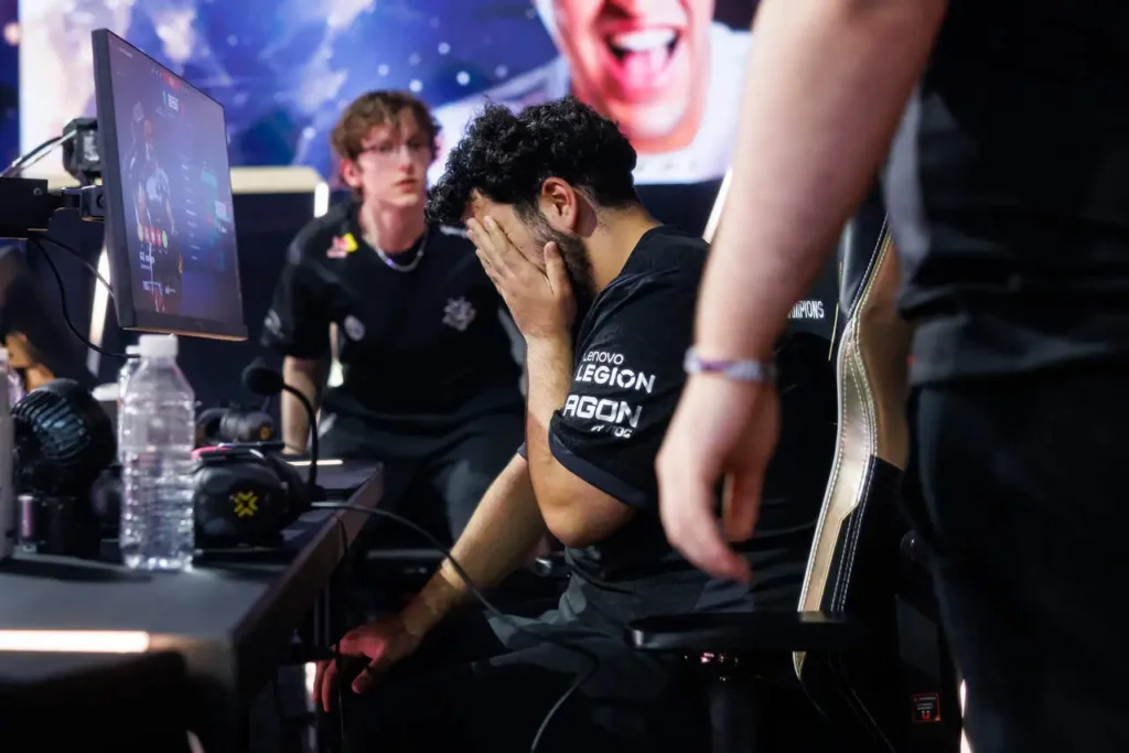 valyn, jogador da G2 Esports, reagindo após a eliminação da equipe, durante os playoffs do VALORANT Champions 2024