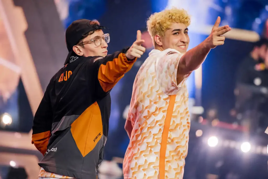 Boaster e Alfajer, jogadores da Fnatic, fazendo a famosa pose do medalhista olímpico turco, da modalidade de tiro esportivo