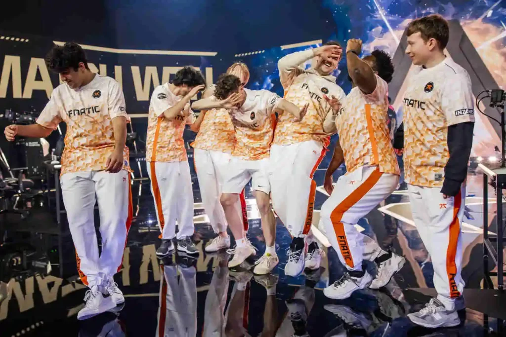 Equipe da Fnatic, comemorando a vitória em cima da KRÜ Esports e se classificando para os playoffs do VALORANT Champions 2024